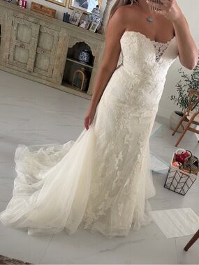 Vera Wang Ivory Bridal Gown with WHITE Label
